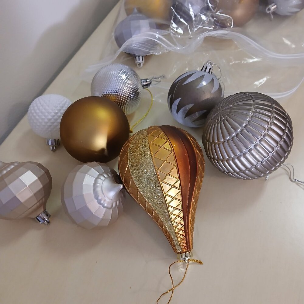 Assorted lot of vintage looking ornaments (plastic) - 25 in all - Picture 3 of 4